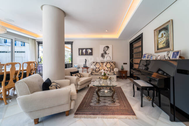 300-m²-Apartment in Strandnähe mit großer Terrasse nahe dem Zentrum von Marbella