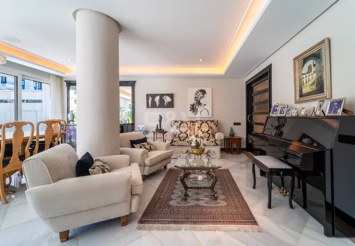 300-m²-Apartment in Strandnähe mit großer Terrasse nahe dem Zentrum von Marbella