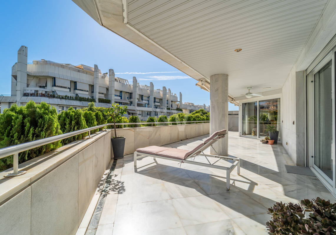 300-m²-Apartment in Strandnähe mit großer Terrasse nahe dem Zentrum von Marbella