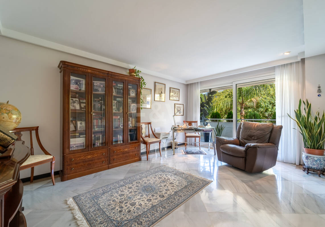 300-m²-Apartment in Strandnähe mit großer Terrasse nahe dem Zentrum von Marbella