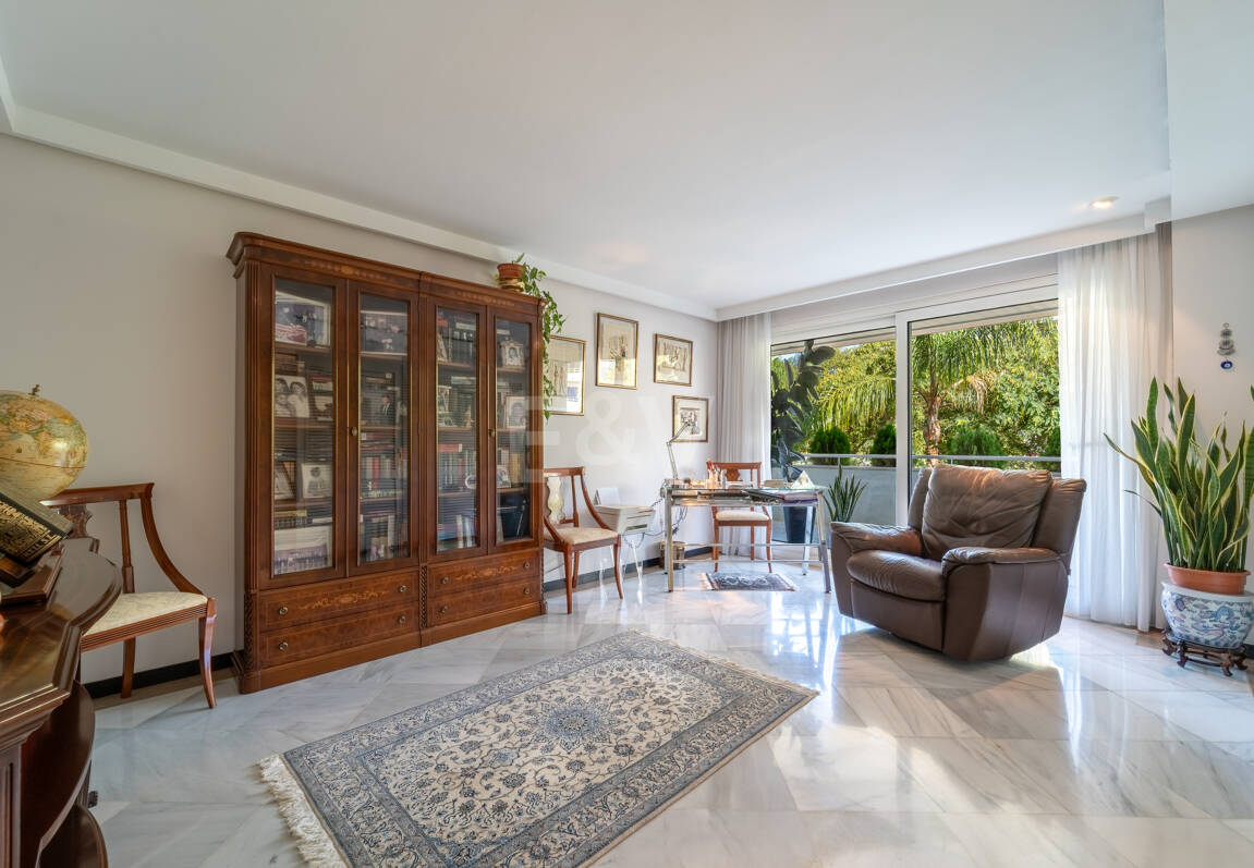 300-m²-Apartment in Strandnähe mit großer Terrasse nahe dem Zentrum von Marbella