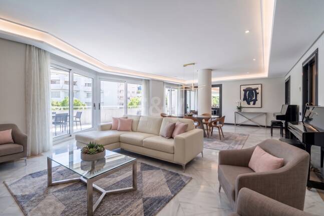 Apartament nad morzem 300 m2 z tarasem Expansive blisko centrum Marbella
