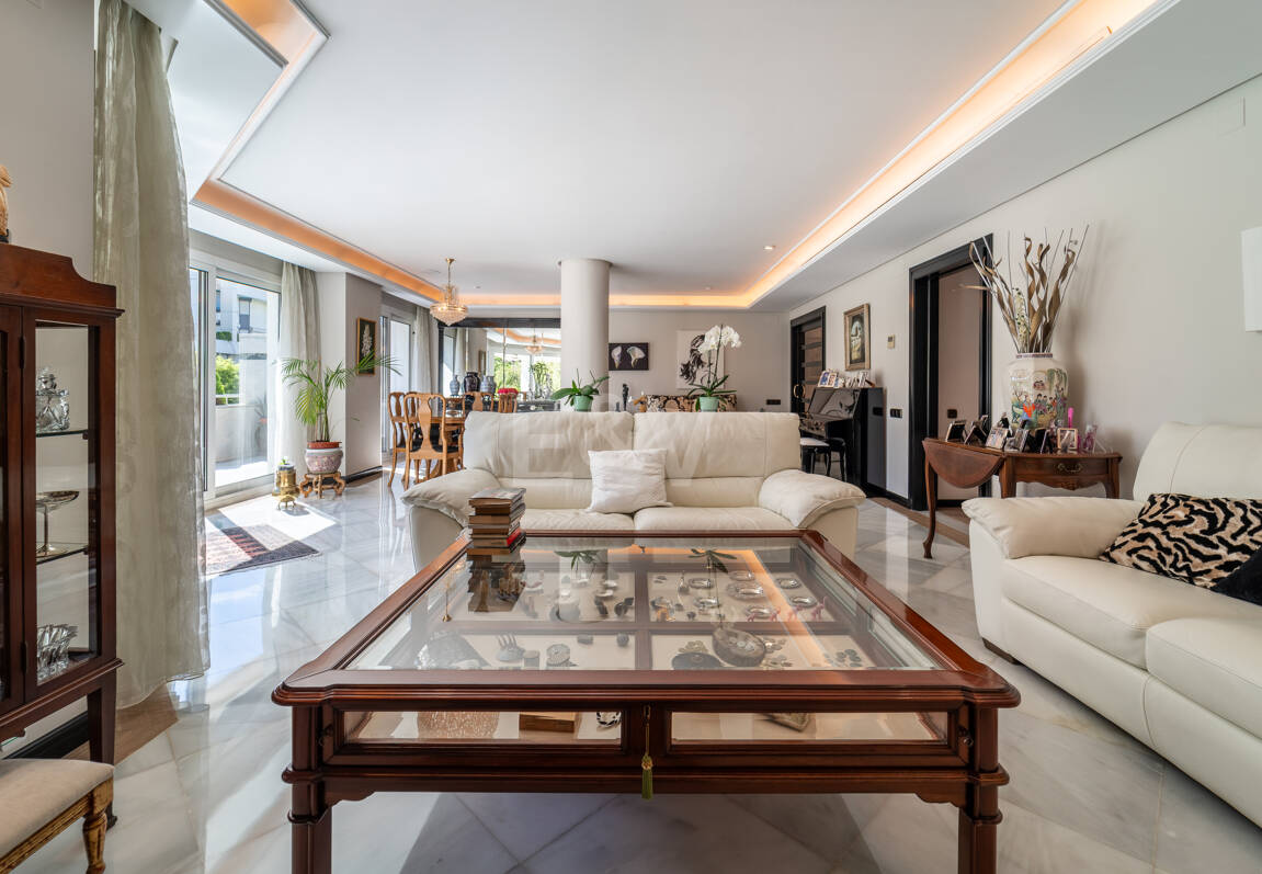 300-m²-Apartment in Strandnähe mit großer Terrasse nahe dem Zentrum von Marbella