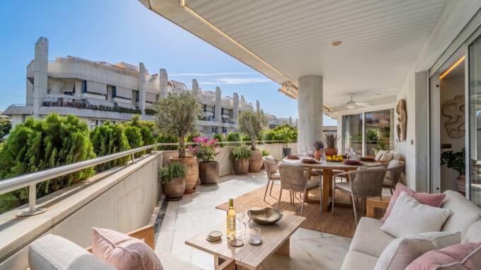 300 sqm Beachside Apartment with Expansive Terrace close to Marbella Centre