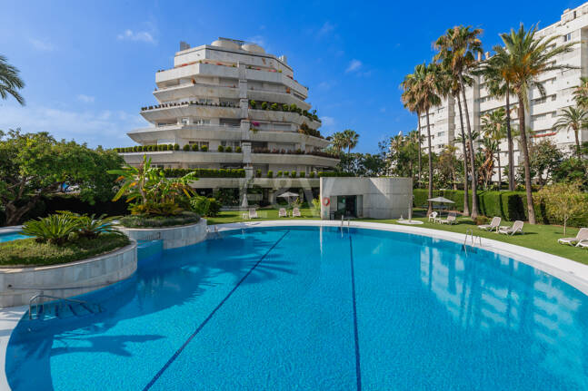 300-m²-Apartment in Strandnähe mit großer Terrasse nahe dem Zentrum von Marbella