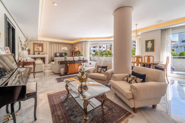 300-m²-Apartment in Strandnähe mit großer Terrasse nahe dem Zentrum von Marbella