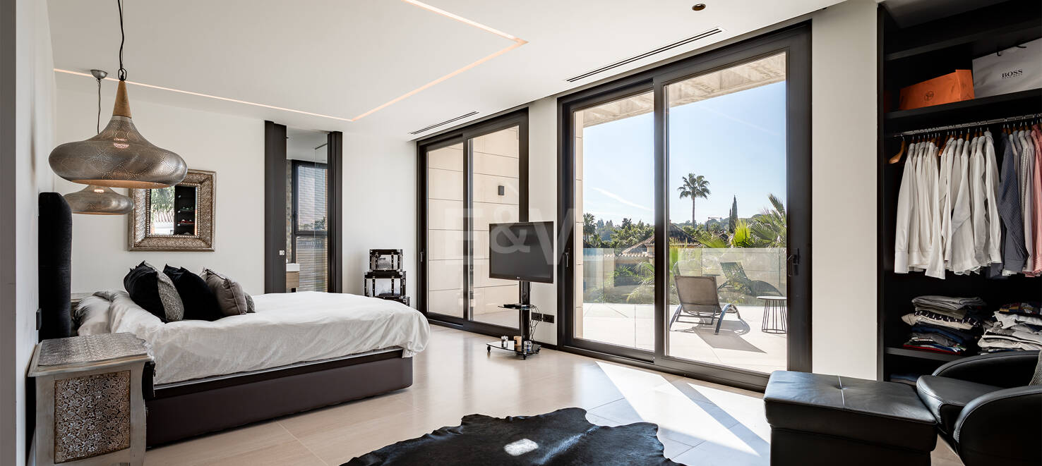 Contemporary villa in gated Parcelas del Golf, Nueva Andalucía