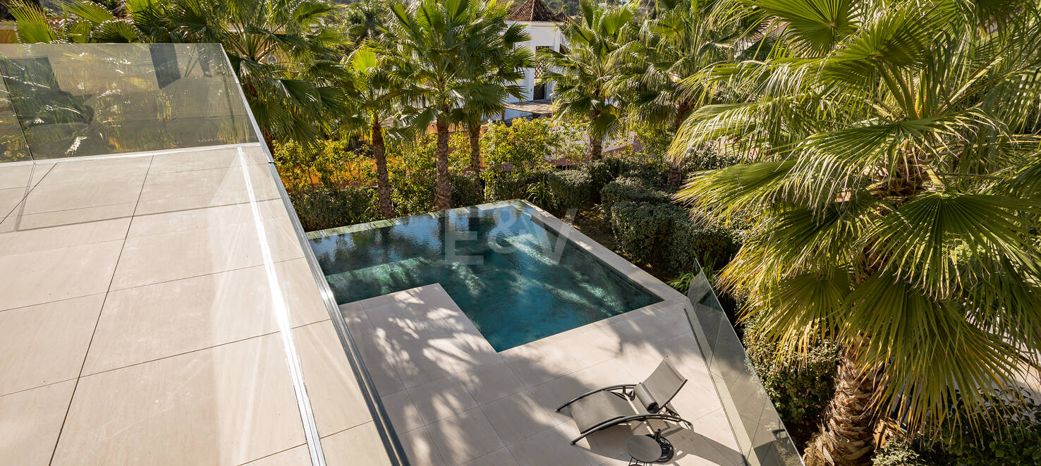 Contemporary villa in gated Parcelas del Golf, Nueva Andalucía