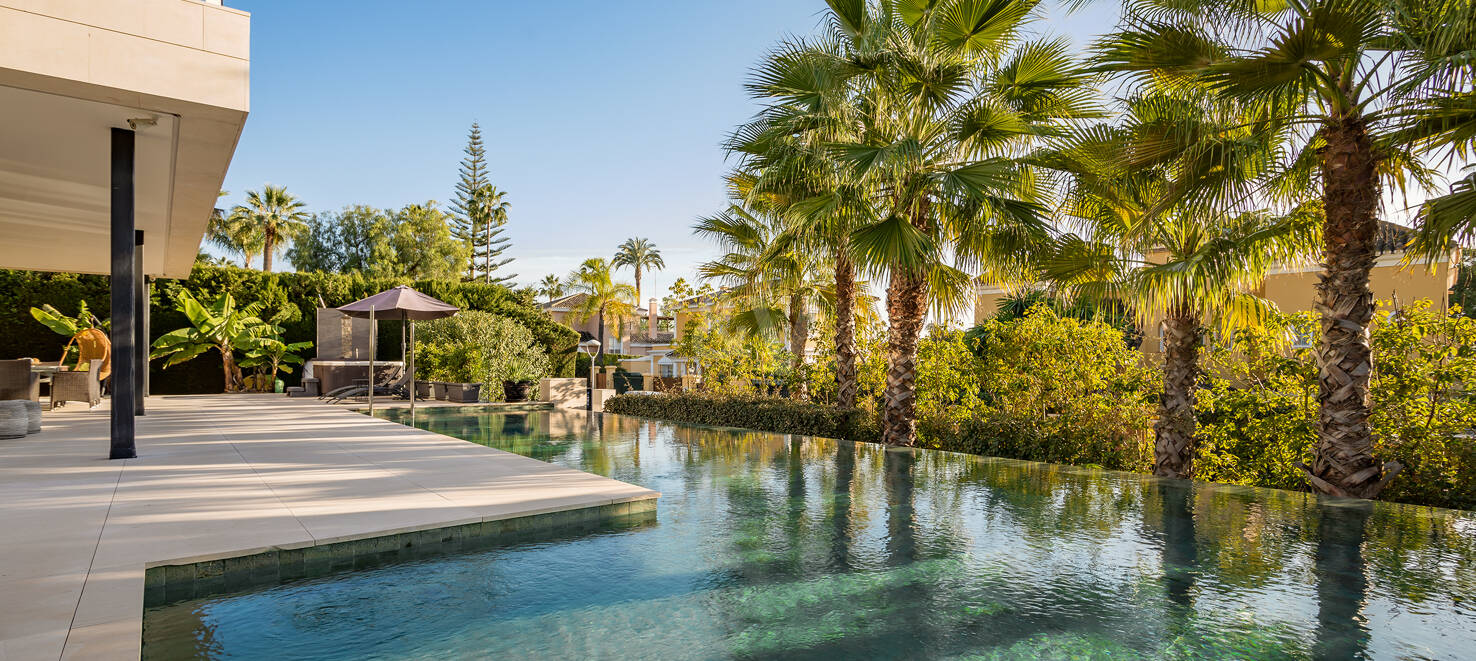 Contemporary villa in gated Parcelas del Golf, Nueva Andalucía