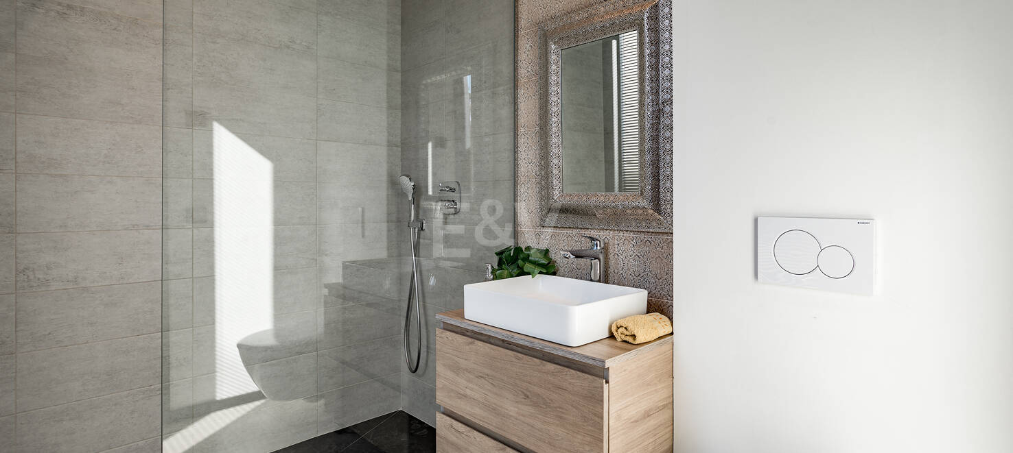 Contemporary villa in gated Parcelas del Golf, Nueva Andalucía