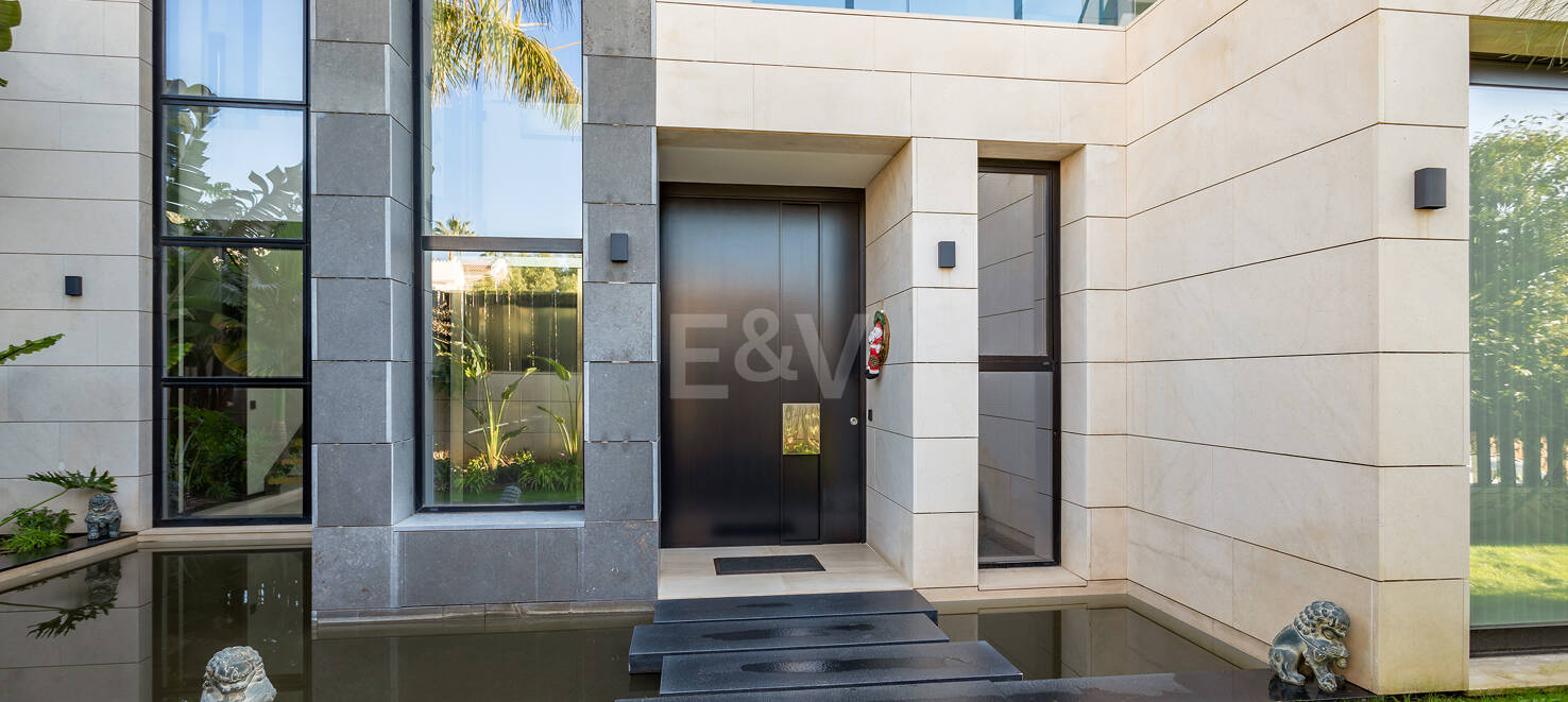 Contemporary villa in gated Parcelas del Golf, Nueva Andalucía