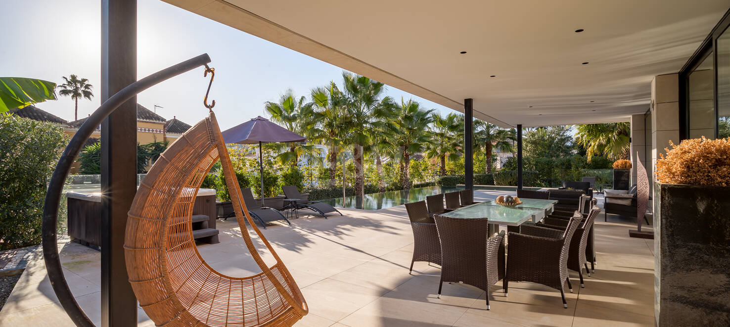 Contemporary villa in gated Parcelas del Golf, Nueva Andalucía