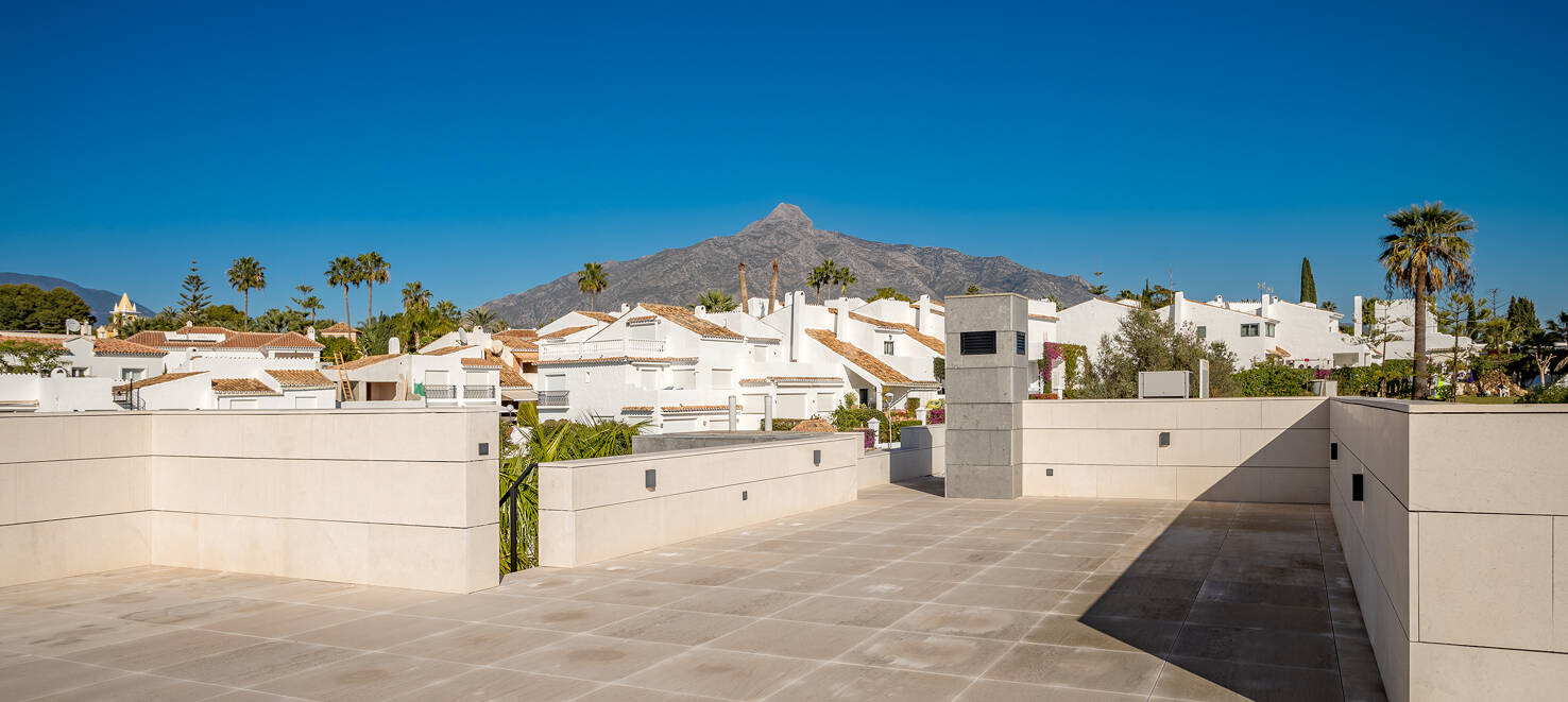 Contemporary villa in gated Parcelas del Golf, Nueva Andalucía