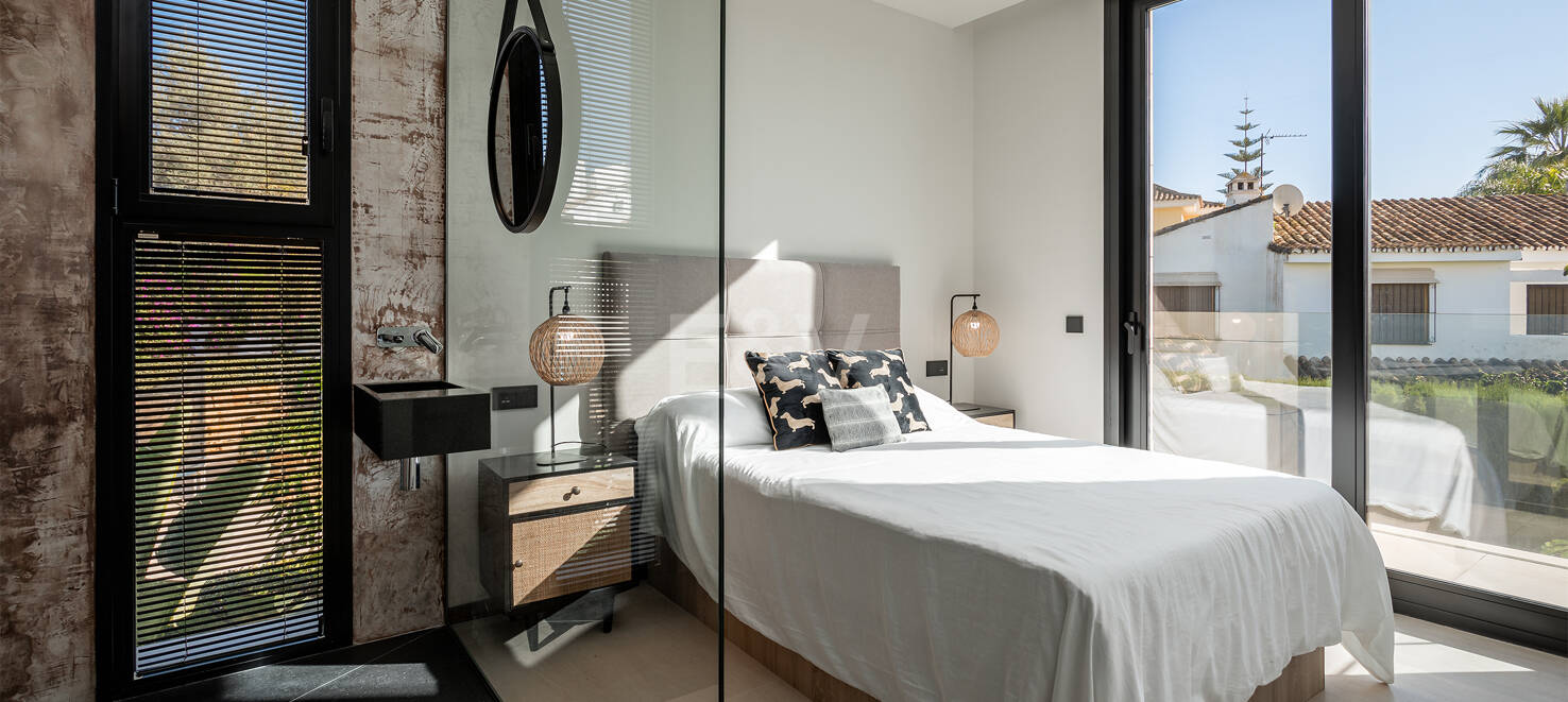 Contemporary villa in gated Parcelas del Golf, Nueva Andalucía