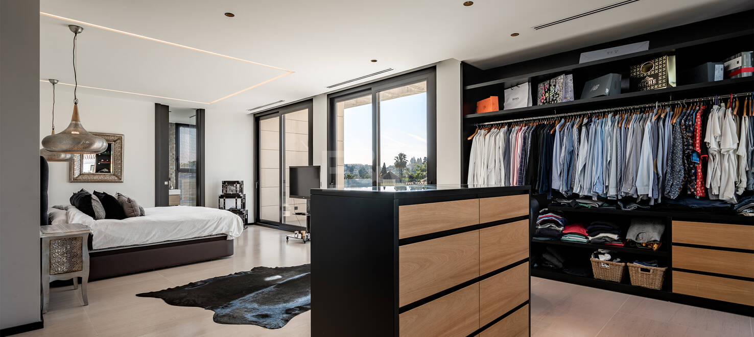 Contemporary villa in gated Parcelas del Golf, Nueva Andalucía