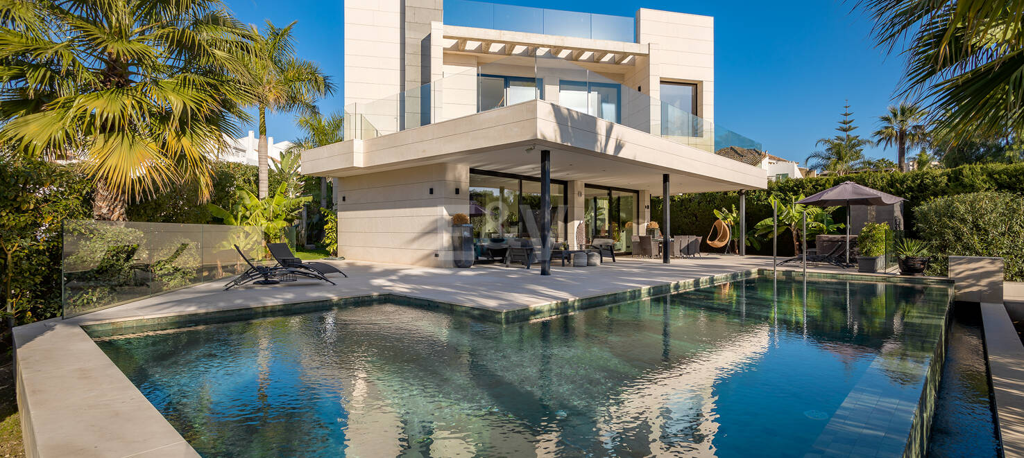 Contemporary villa in gated Parcelas del Golf, Nueva Andalucía