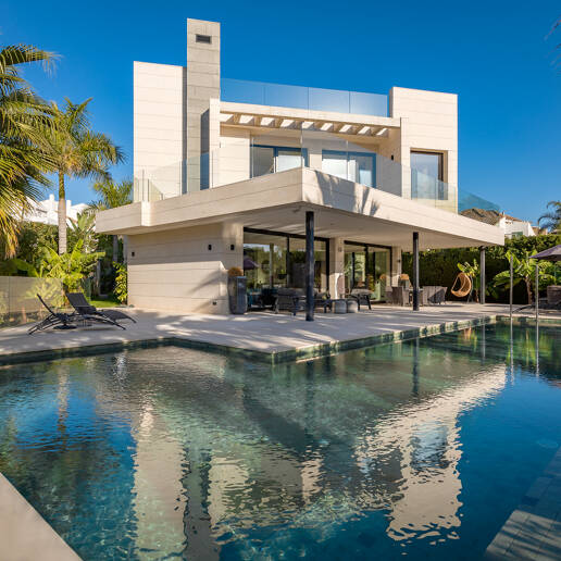 Contemporary villa in gated Parcelas del Golf, Nueva Andalucía