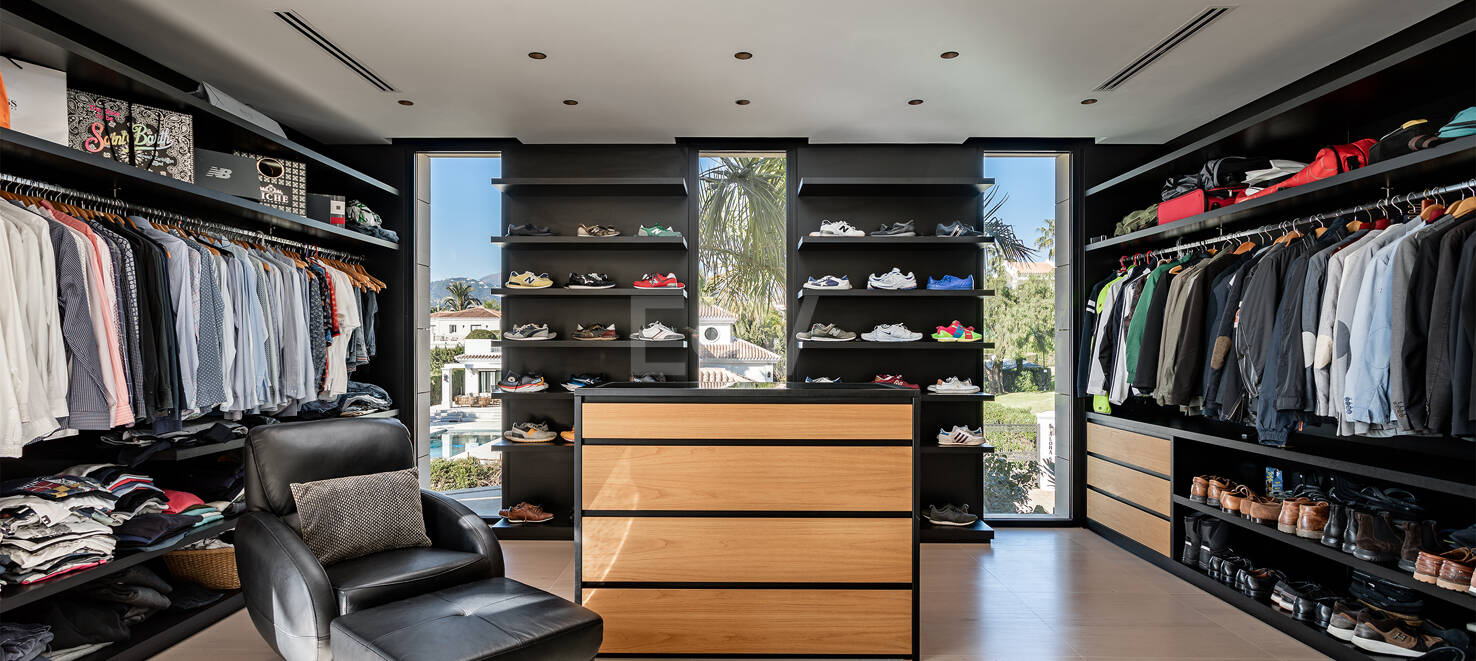 Contemporary villa in gated Parcelas del Golf, Nueva Andalucía