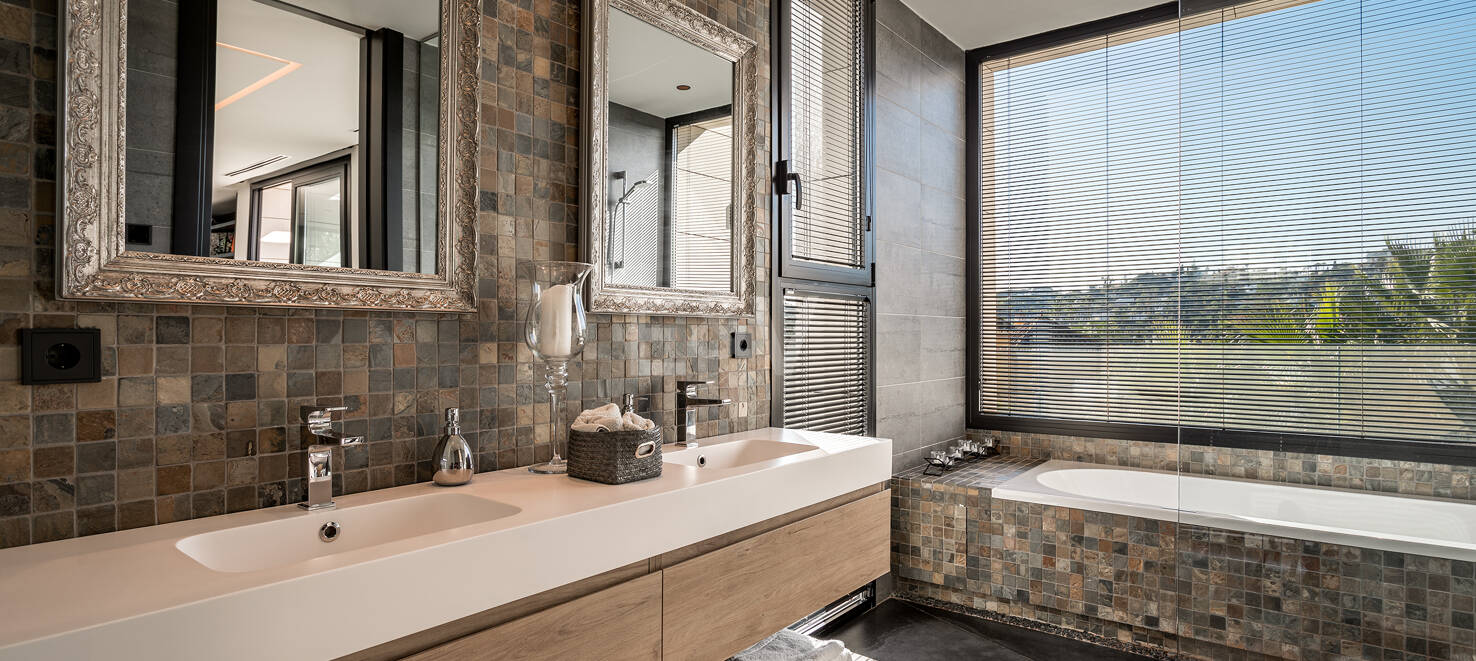 Contemporary villa in gated Parcelas del Golf, Nueva Andalucía