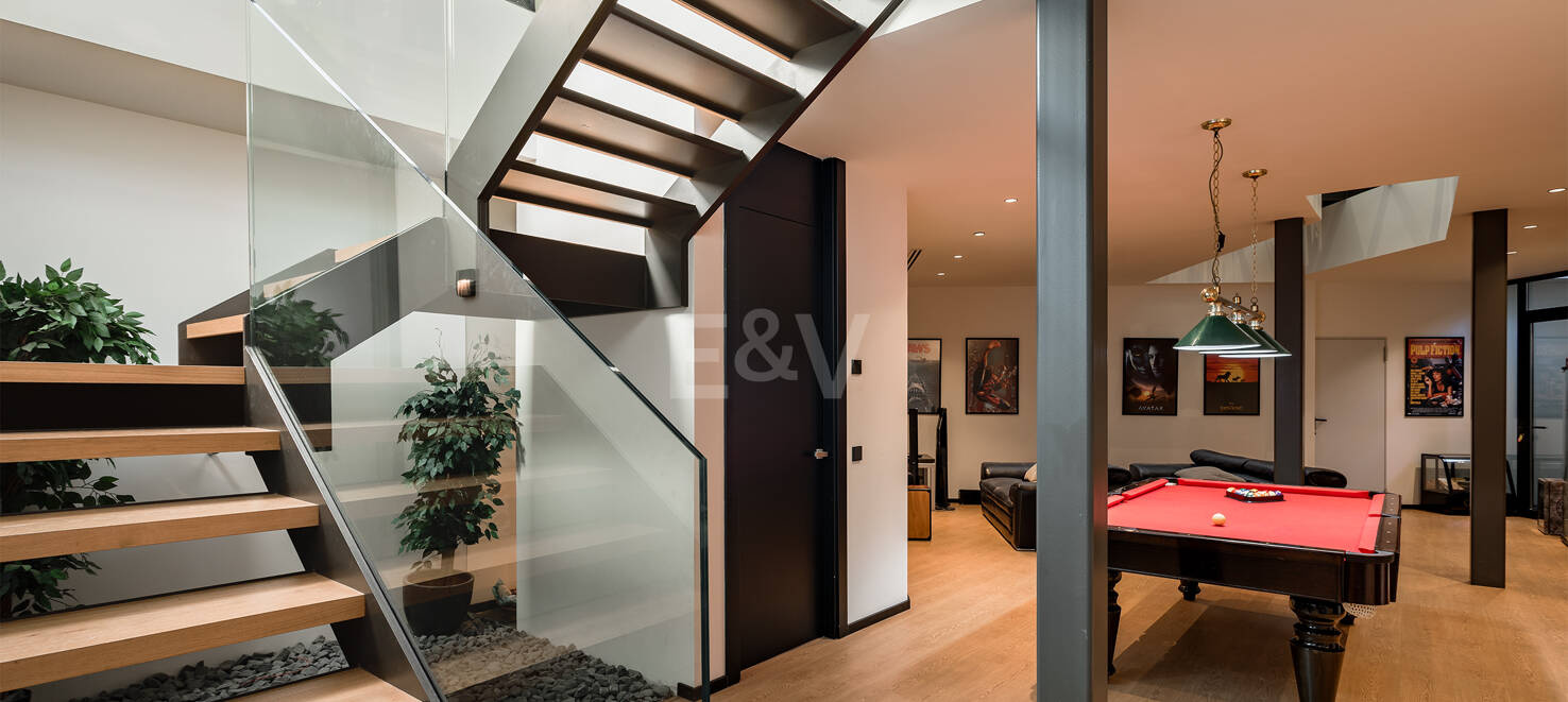 Contemporary villa in gated Parcelas del Golf, Nueva Andalucía