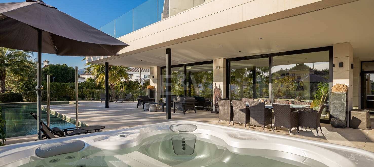 Contemporary villa in gated Parcelas del Golf, Nueva Andalucía