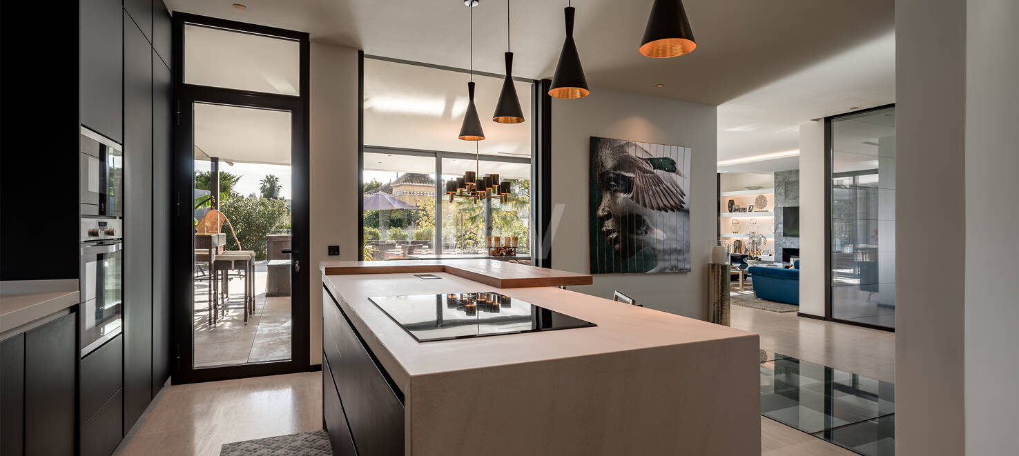 Contemporary villa in gated Parcelas del Golf, Nueva Andalucía