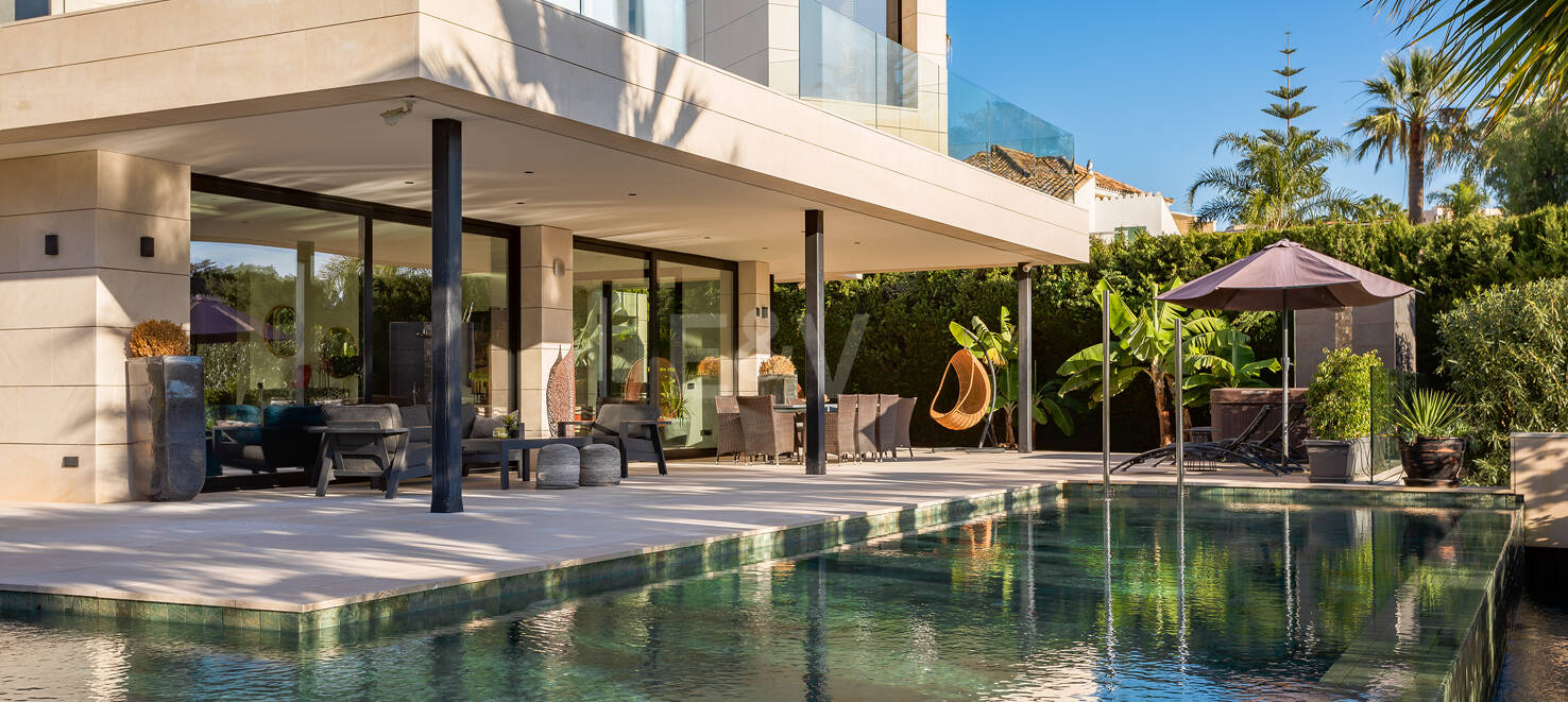 Contemporary villa in gated Parcelas del Golf, Nueva Andalucía