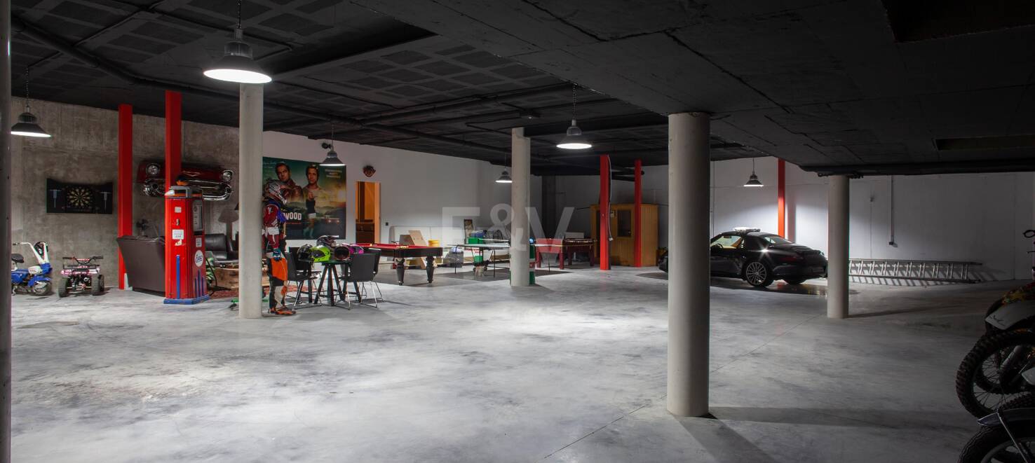 Contemporary villa in gated Parcelas del Golf, Nueva Andalucía