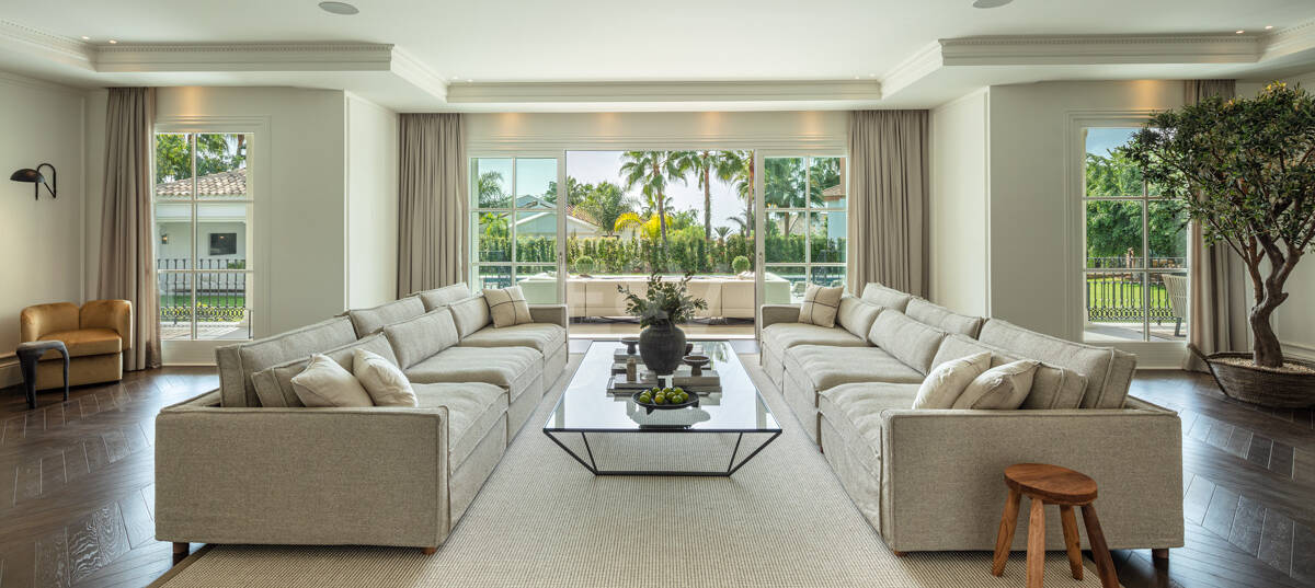 Villa de estilo clásico con vistas al mar