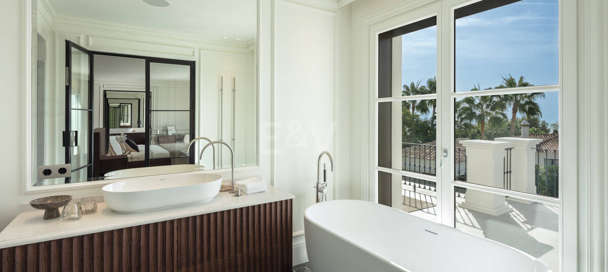 Villa de estilo clásico con vistas al mar