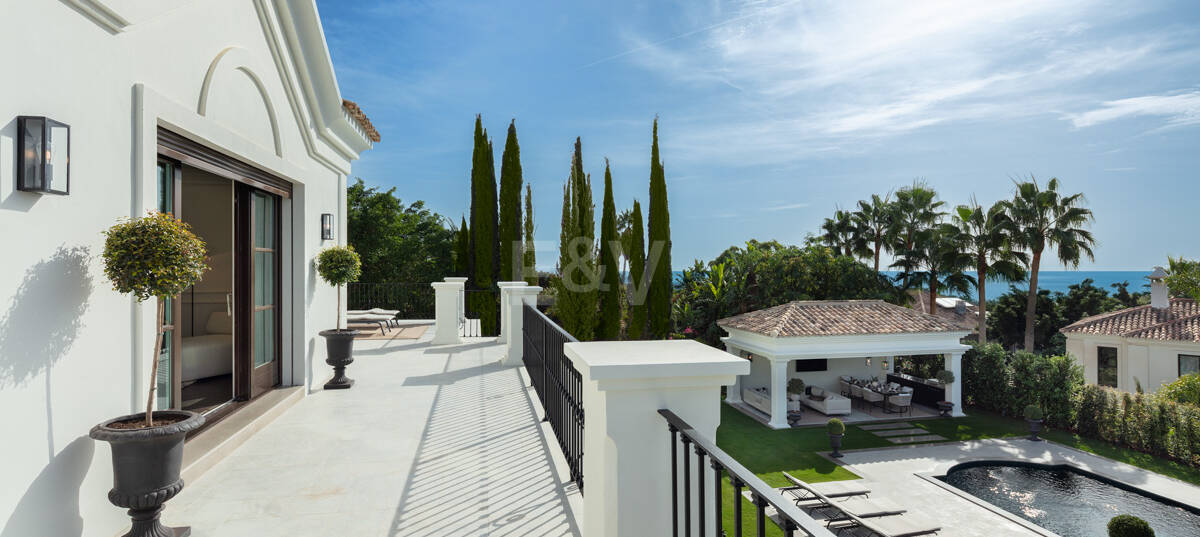 Villa de estilo clásico con vistas al mar