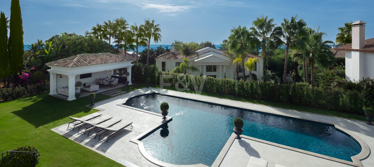 Villa de estilo clásico con vistas al mar