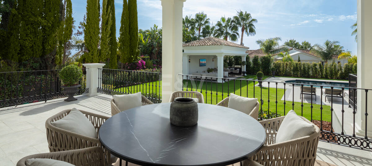 Villa de estilo clásico con vistas al mar