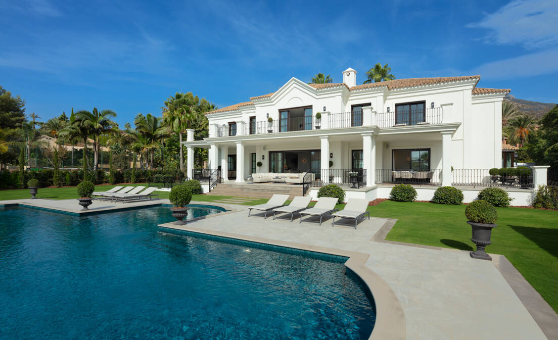 Villa de estilo clásico con vistas al mar