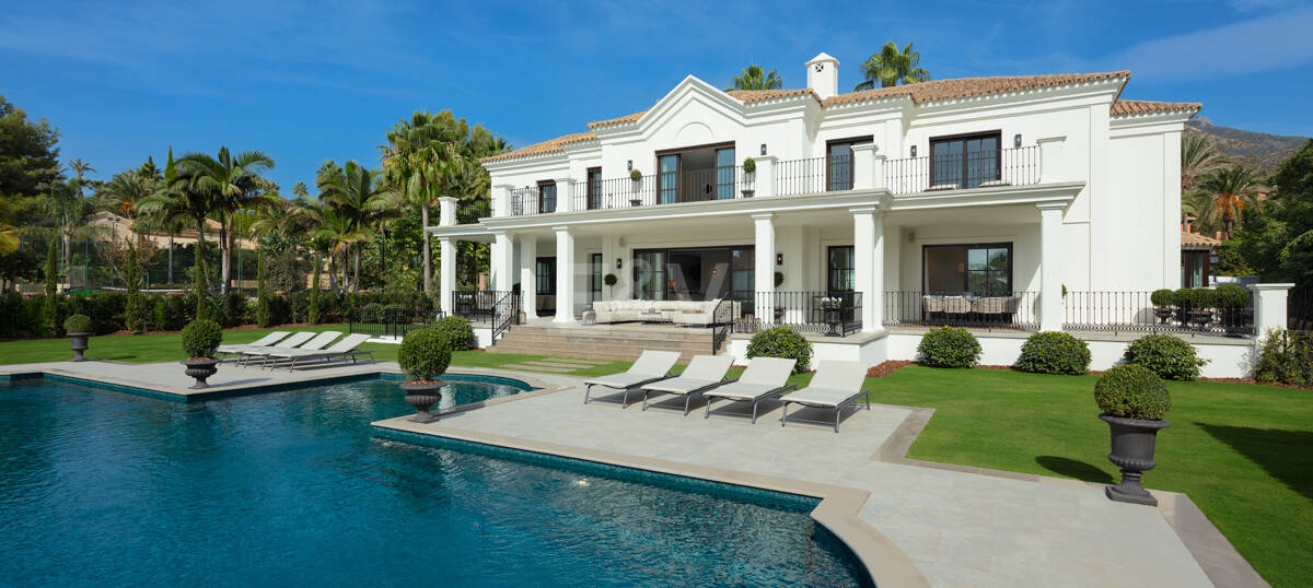 Villa de estilo clásico con vistas al mar