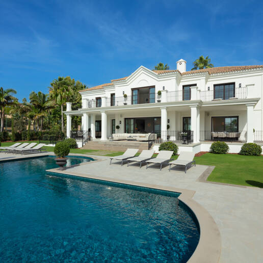 Villa de estilo clásico con vistas al mar