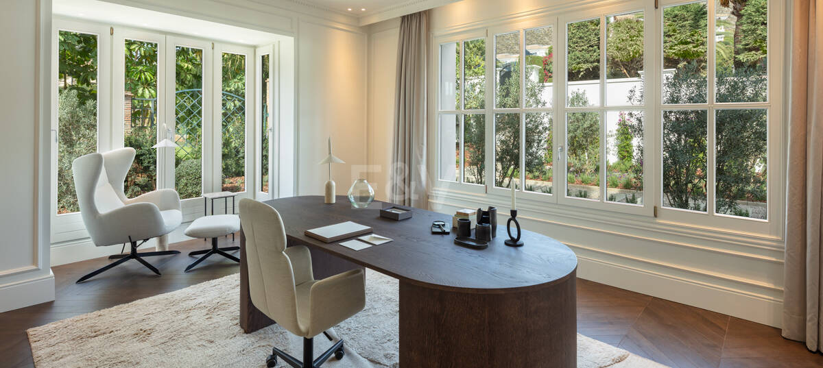 Villa de estilo clásico con vistas al mar