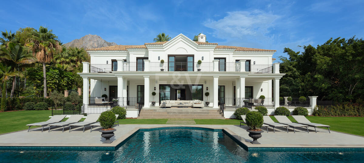 Villa de estilo clásico con vistas al mar