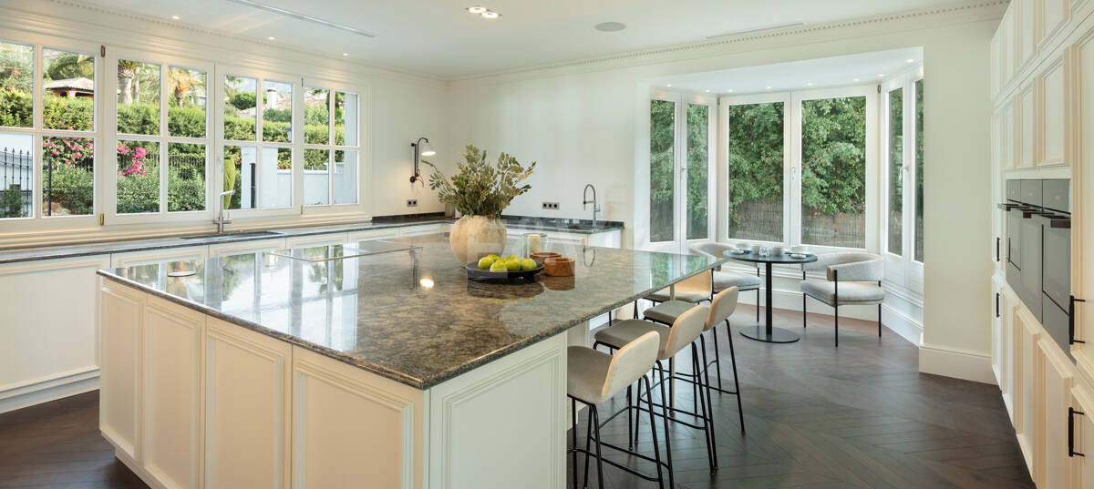 Villa de estilo clásico con vistas al mar