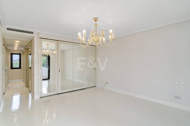 Refined Mediterranean Living in Las Lomas de Magna Marbella