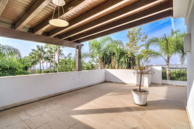 Refined Mediterranean Living in Las Lomas de Magna Marbella