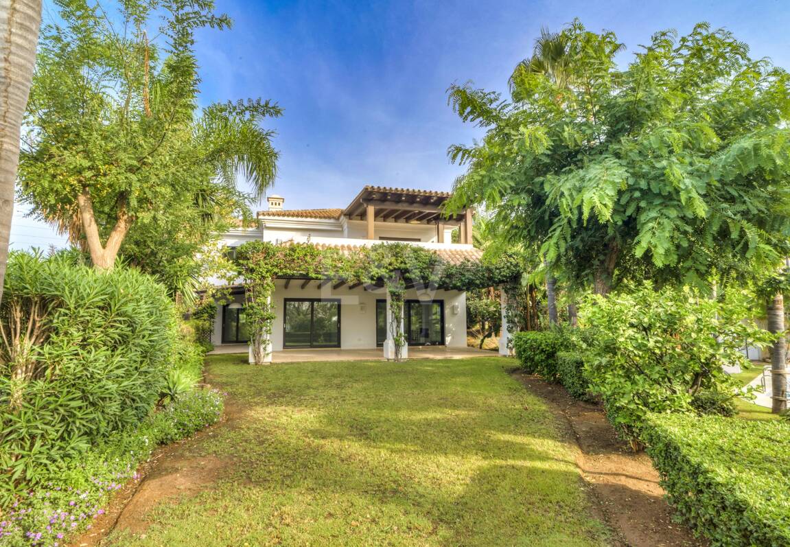 Refined Mediterranean Living in Las Lomas de Magna Marbella