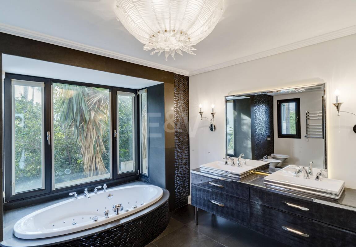 Refined Mediterranean Living in Las Lomas de Magna Marbella