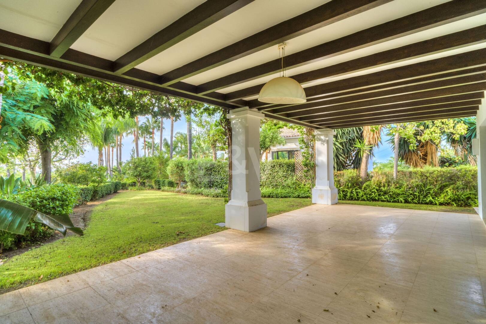 Refined Mediterranean Living in Las Lomas de Magna Marbella