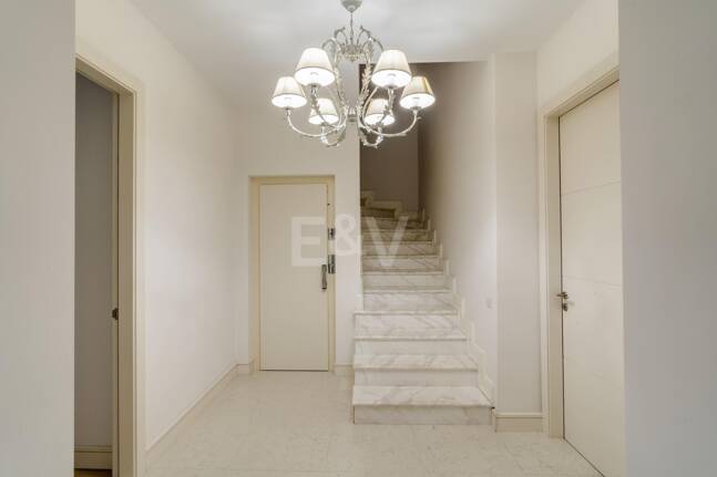 Refined Mediterranean Living in Las Lomas de Magna Marbella