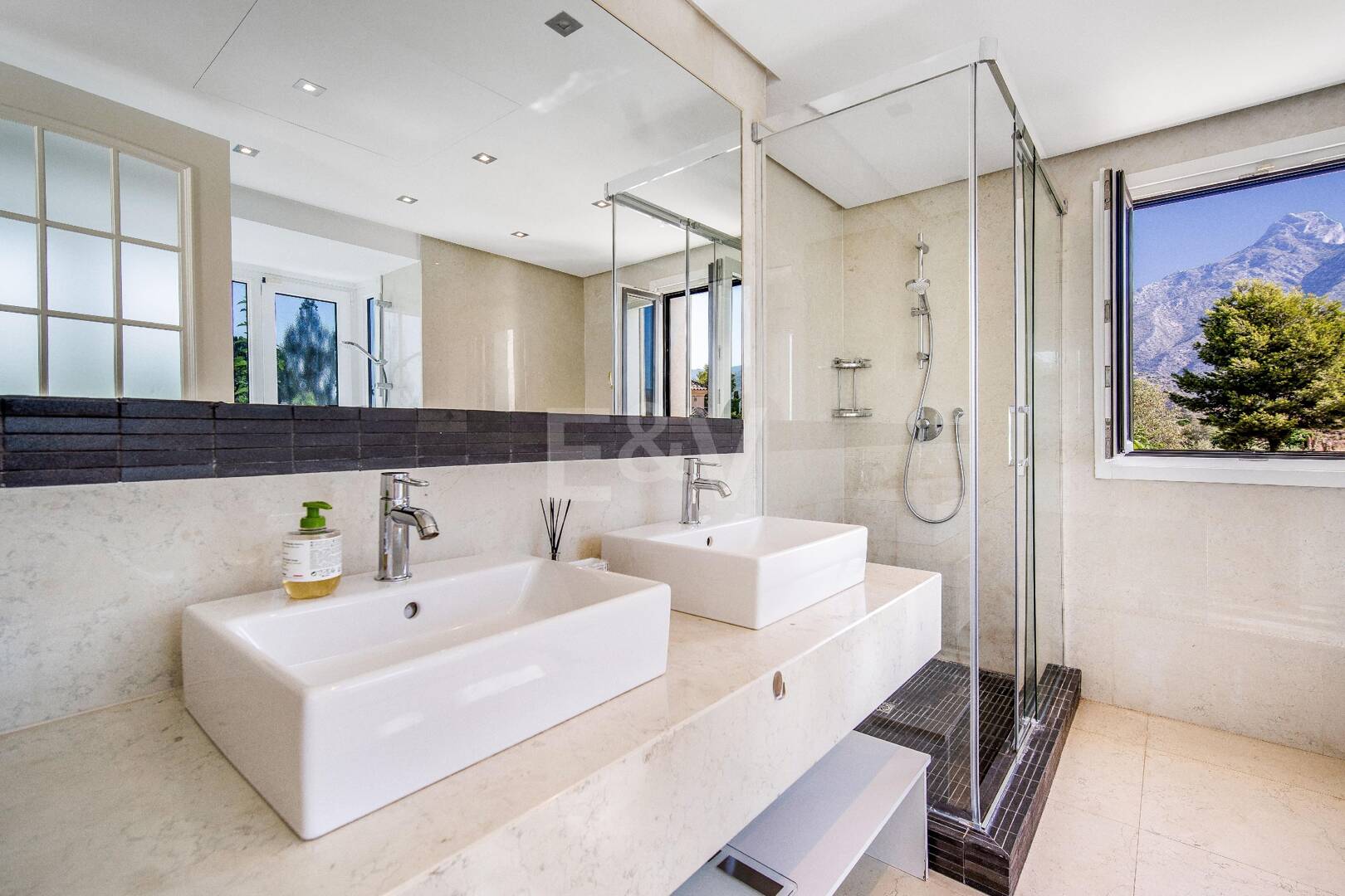 Andalusische Luxusvilla in geschlossener Wohnanlage in Las Lomas del Marbella Club