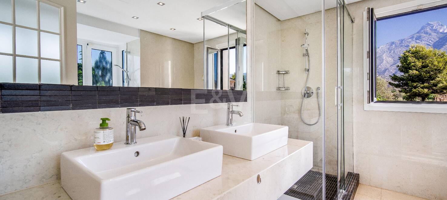 Andalusische Luxusvilla zum Verkauf in Las Lomas del Marbella Club