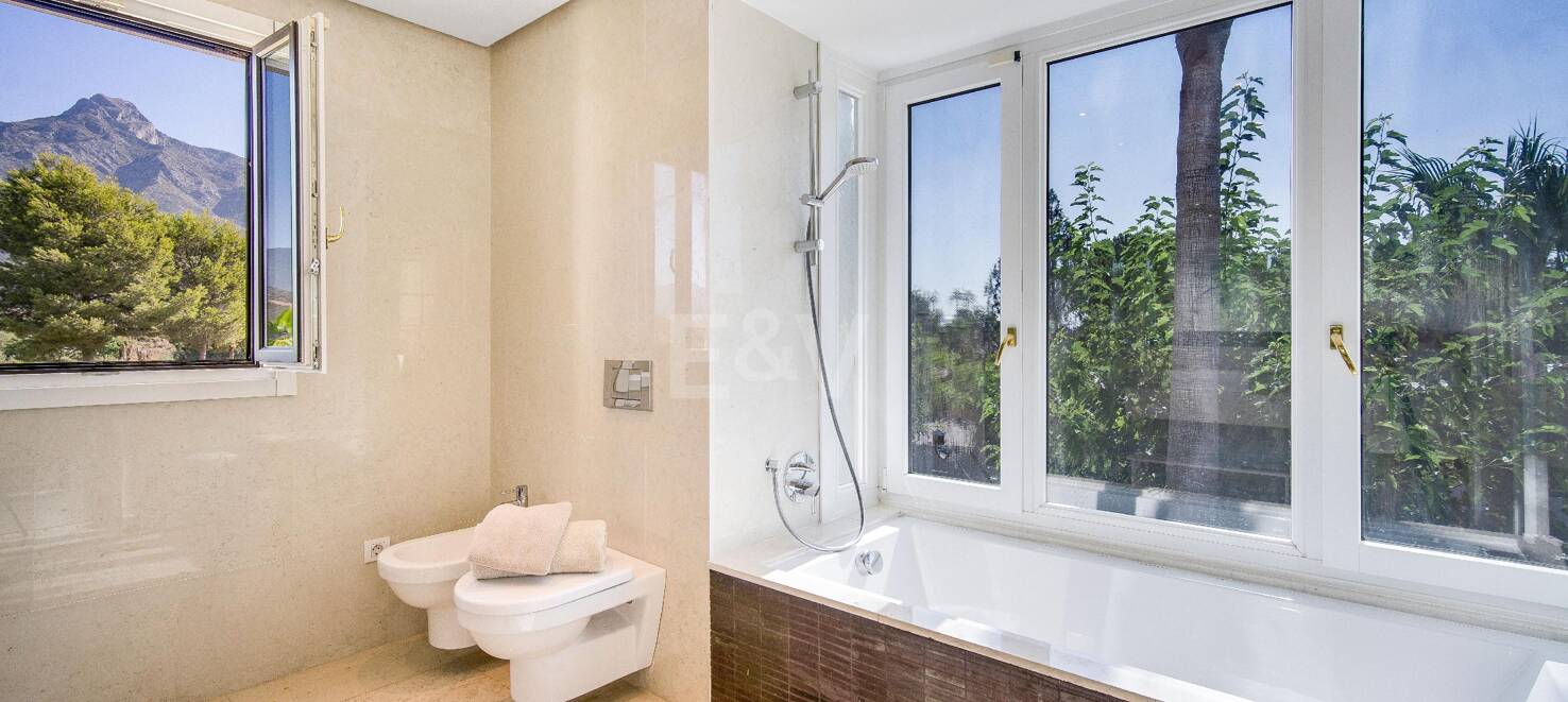 Andalusische Luxusvilla zum Verkauf in Las Lomas del Marbella Club