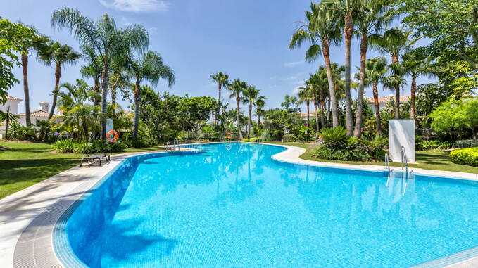 Andalusische Luxusvilla in geschlossener Wohnanlage in Las Lomas del Marbella Club