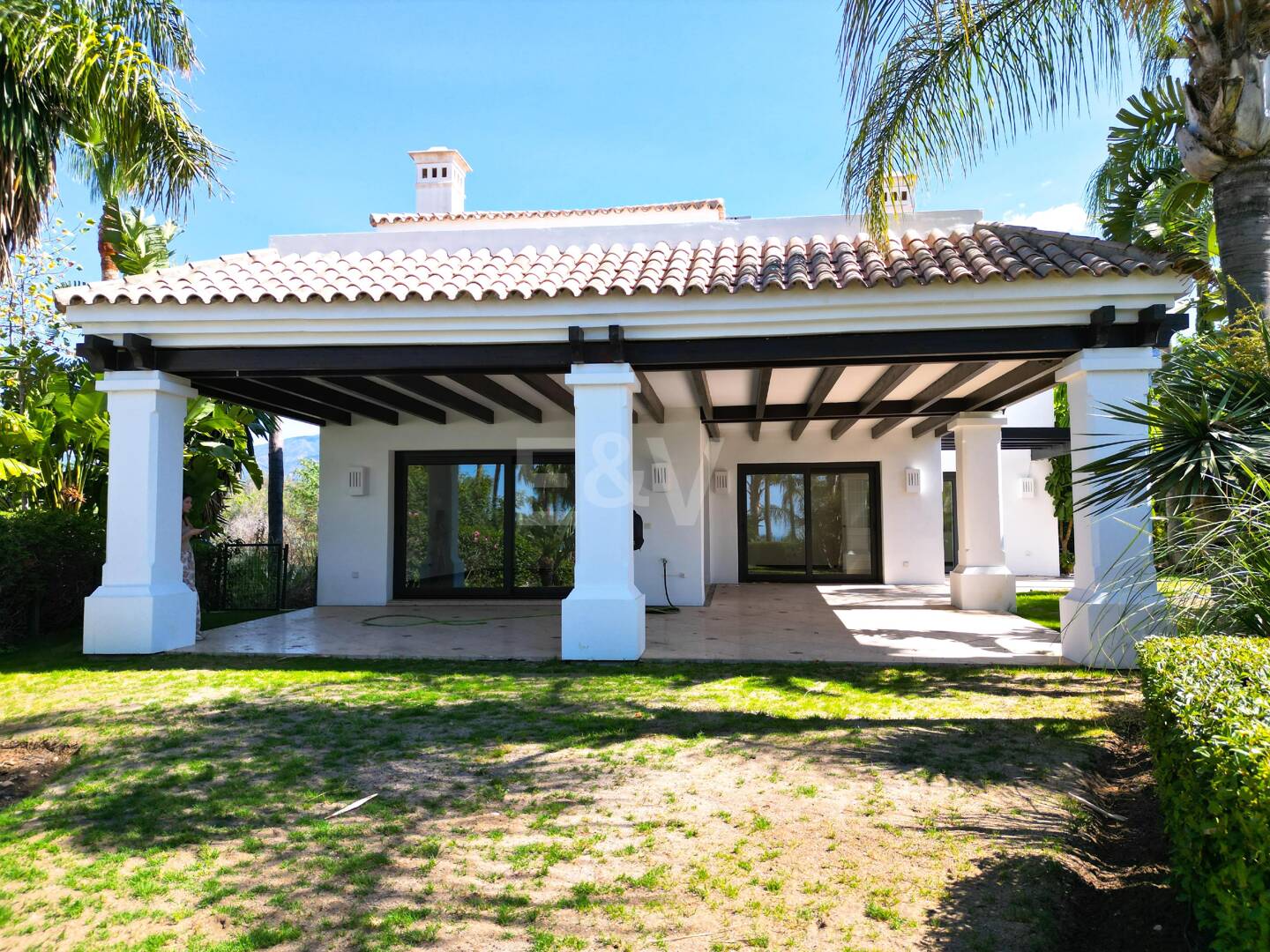 Andalusische Luxusvilla in geschlossener Wohnanlage in Las Lomas del Marbella Club